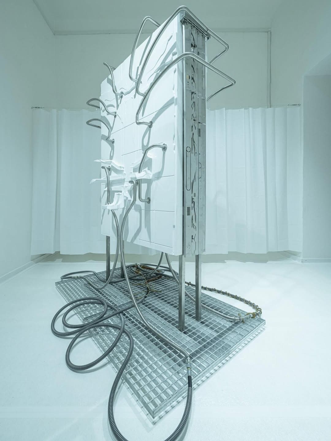 BEGONE ESTRONE exhibition view
