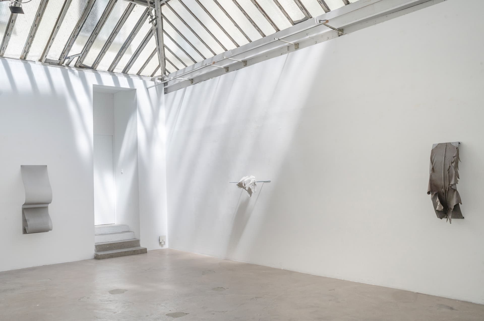 Main de fer, gant de velours exhibition view